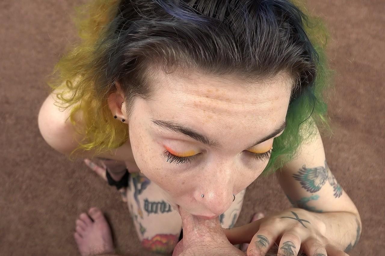 20P A amadora de cabelos verdes Mikaela mostra suas tatuagens e chupa um pau no POV