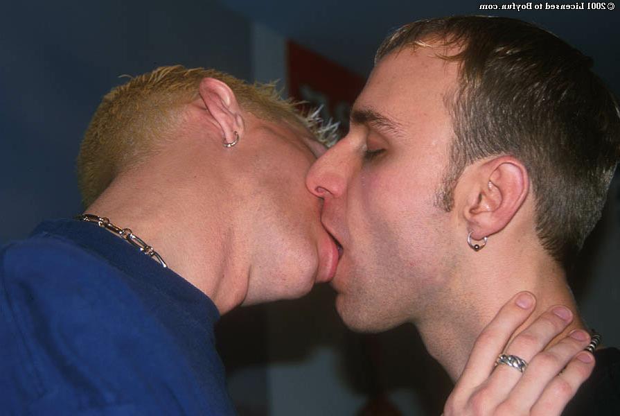 20P 興奮したゲイのイケメンカリブとチャドがアナルセックスする前にお互いをリムる