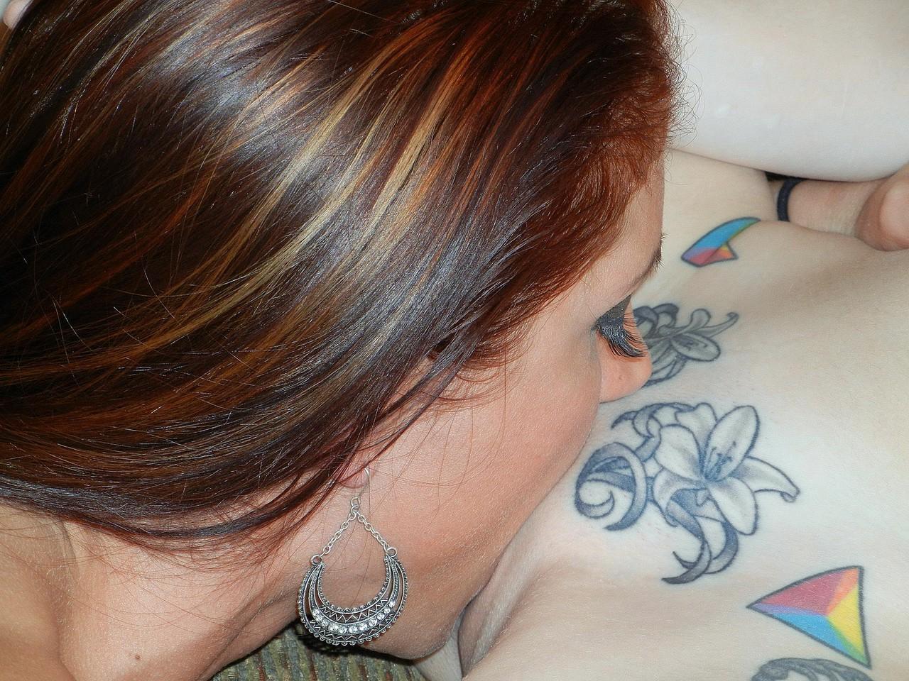 20P Las lesbianas Autumn Bodell e Indigo Augustine tienen sexo oral en el sofá