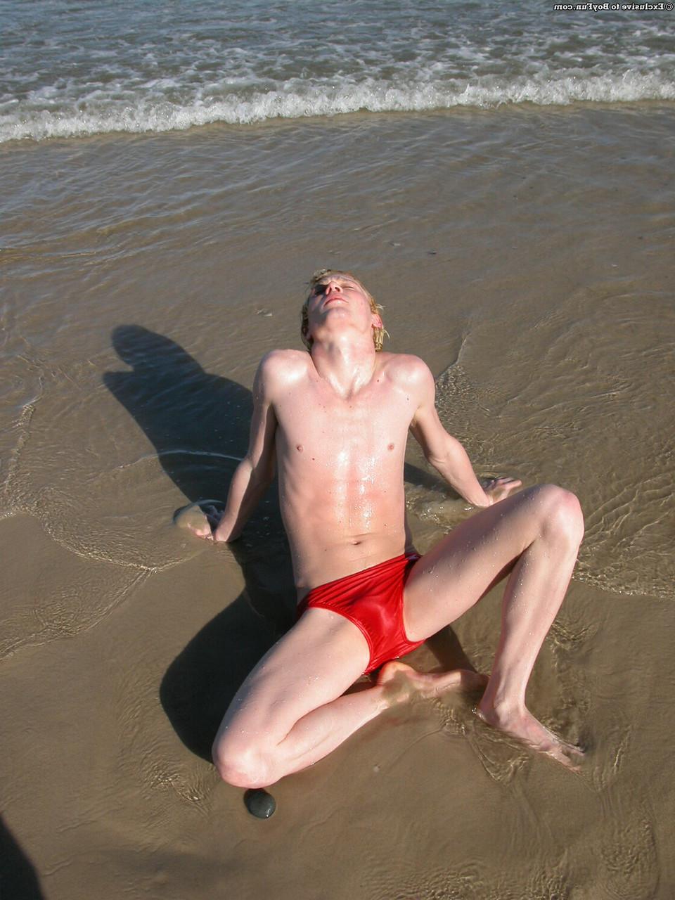 20P El rubio gay cachondo Jarrod juega con su polla sin cortar en la playa y en casa