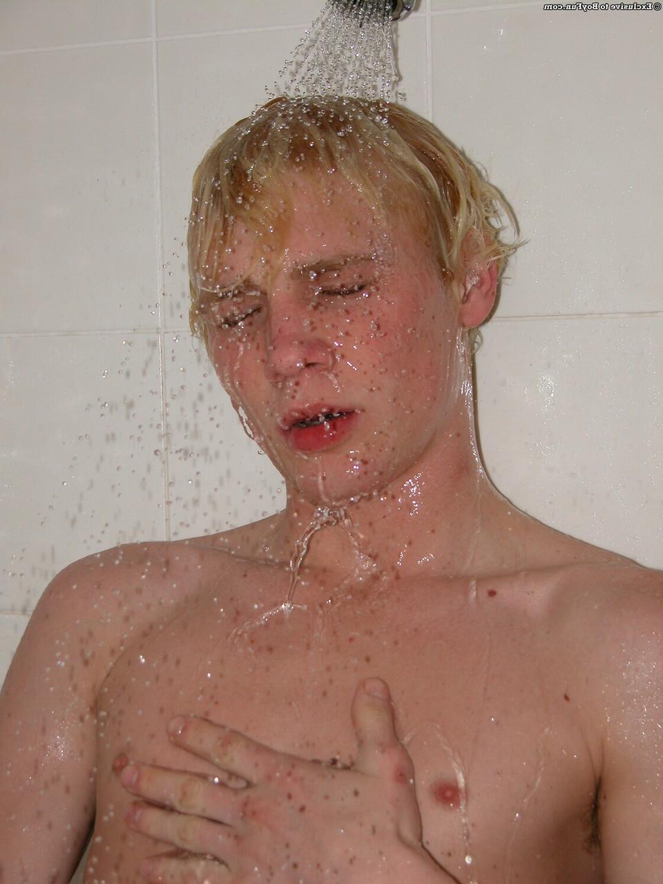 20P El rubio gay cachondo Jarrod juega con su polla sin cortar en la playa y en casa