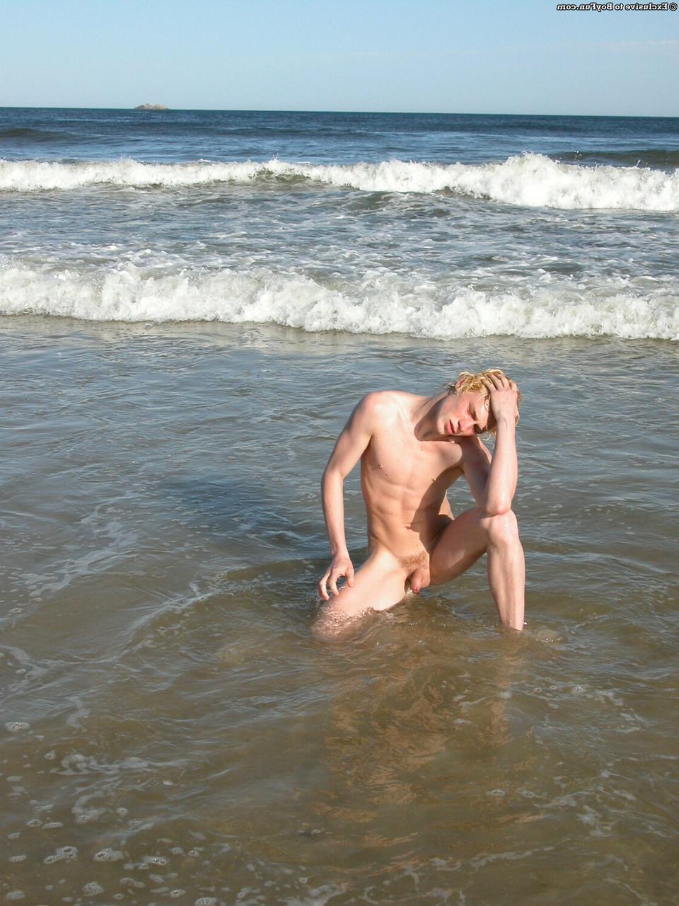 20P El rubio gay cachondo Jarrod juega con su polla sin cortar en la playa y en casa