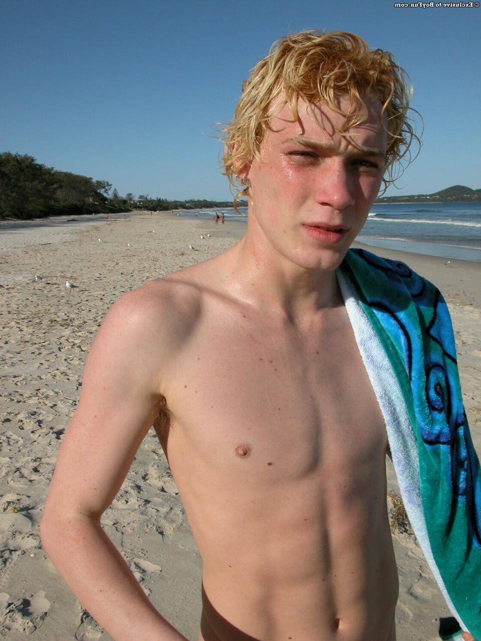 20P El rubio gay cachondo Jarrod juega con su polla sin cortar en la playa y en casa