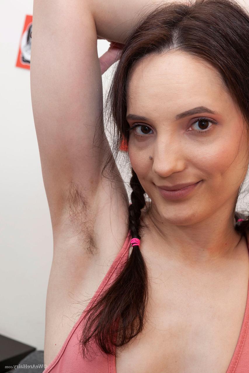 20P A magrinha Mia Sanders mostra seus peitos minúsculos e brinca com sua buceta peluda