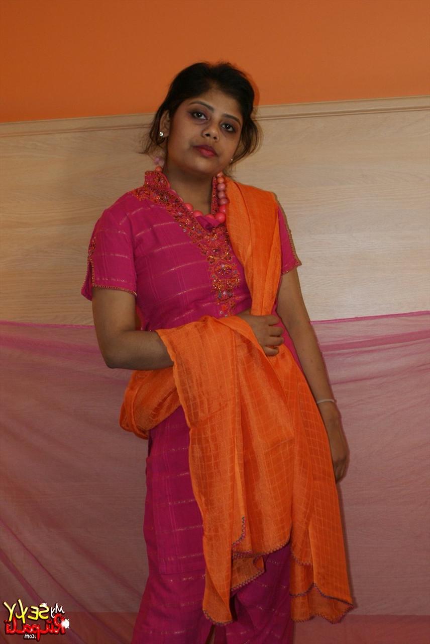 15P La gordita india Rupali se quita la ropa tradicional mientras se desnuda