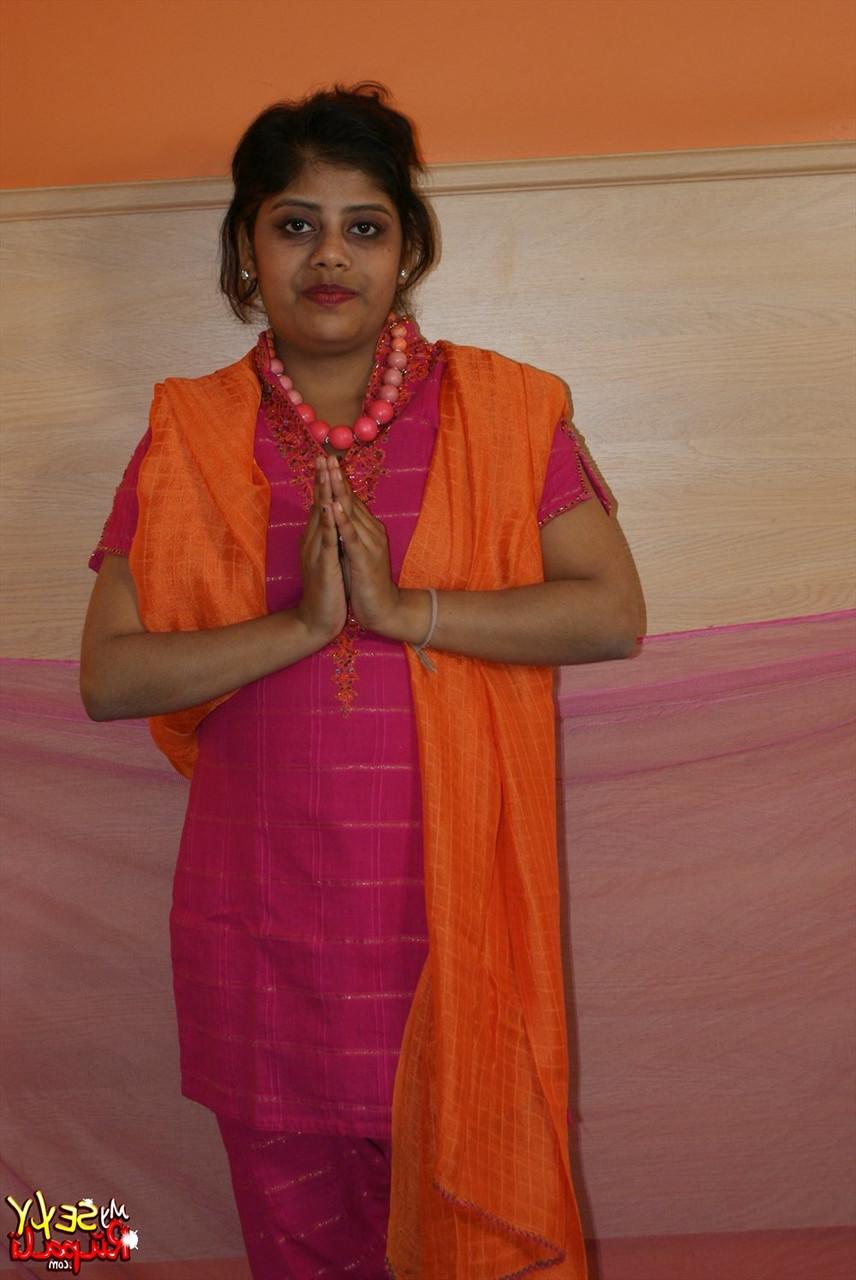 15P La gordita india Rupali se quita la ropa tradicional mientras se desnuda