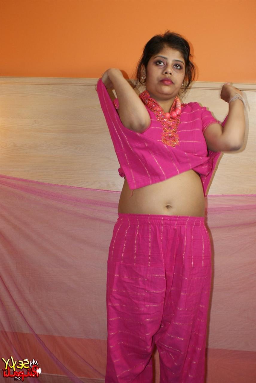 15P La gordita india Rupali se quita la ropa tradicional mientras se desnuda