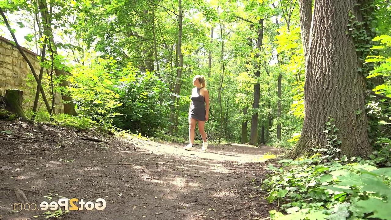 13P La chica caliente Naomi Benet es pillada orinando en un sendero del bosque
