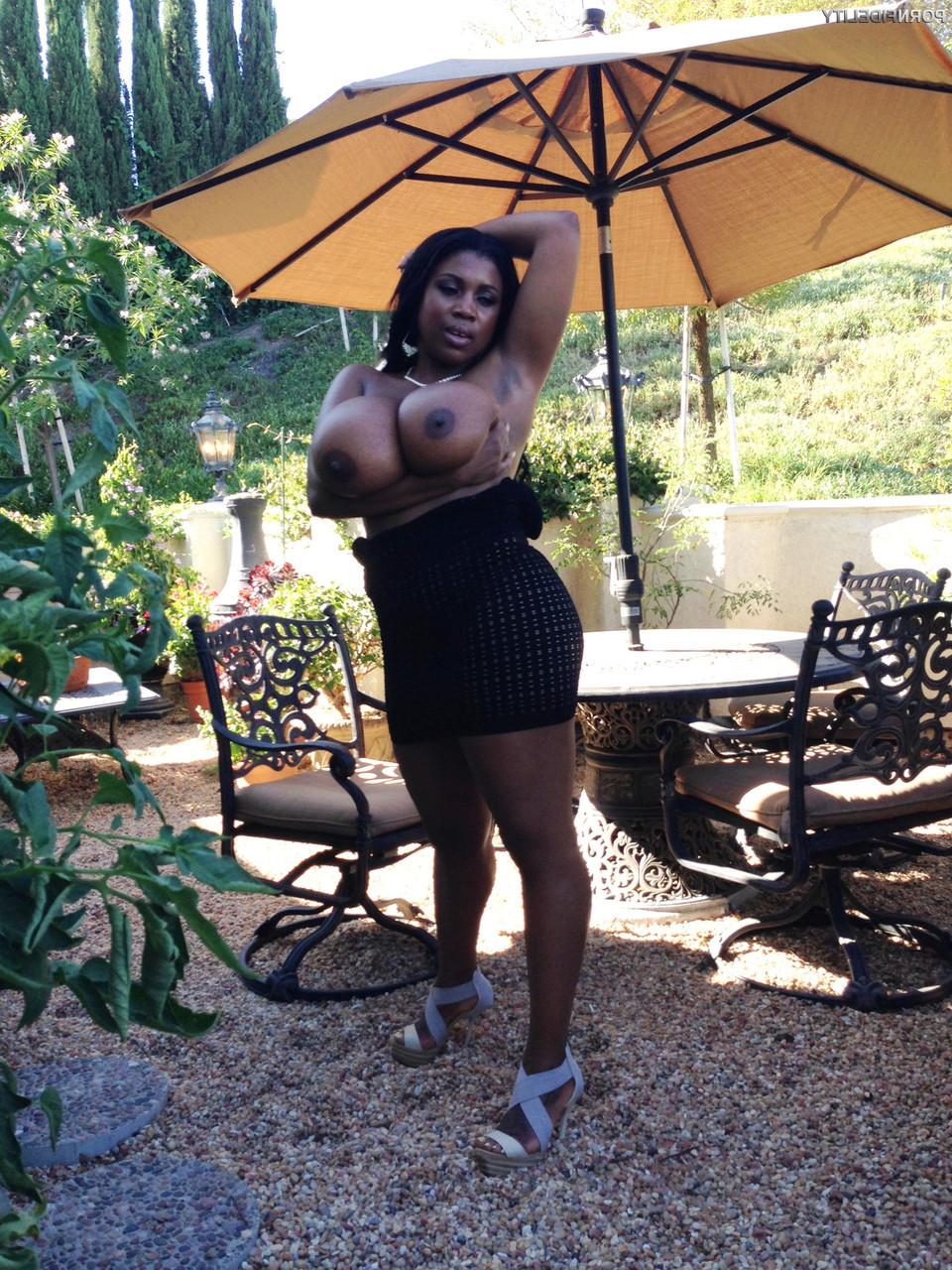 16P A estrela pornográfica negra Maserati XXX perde seus peitos naturais incrivelmente enormes no quintal