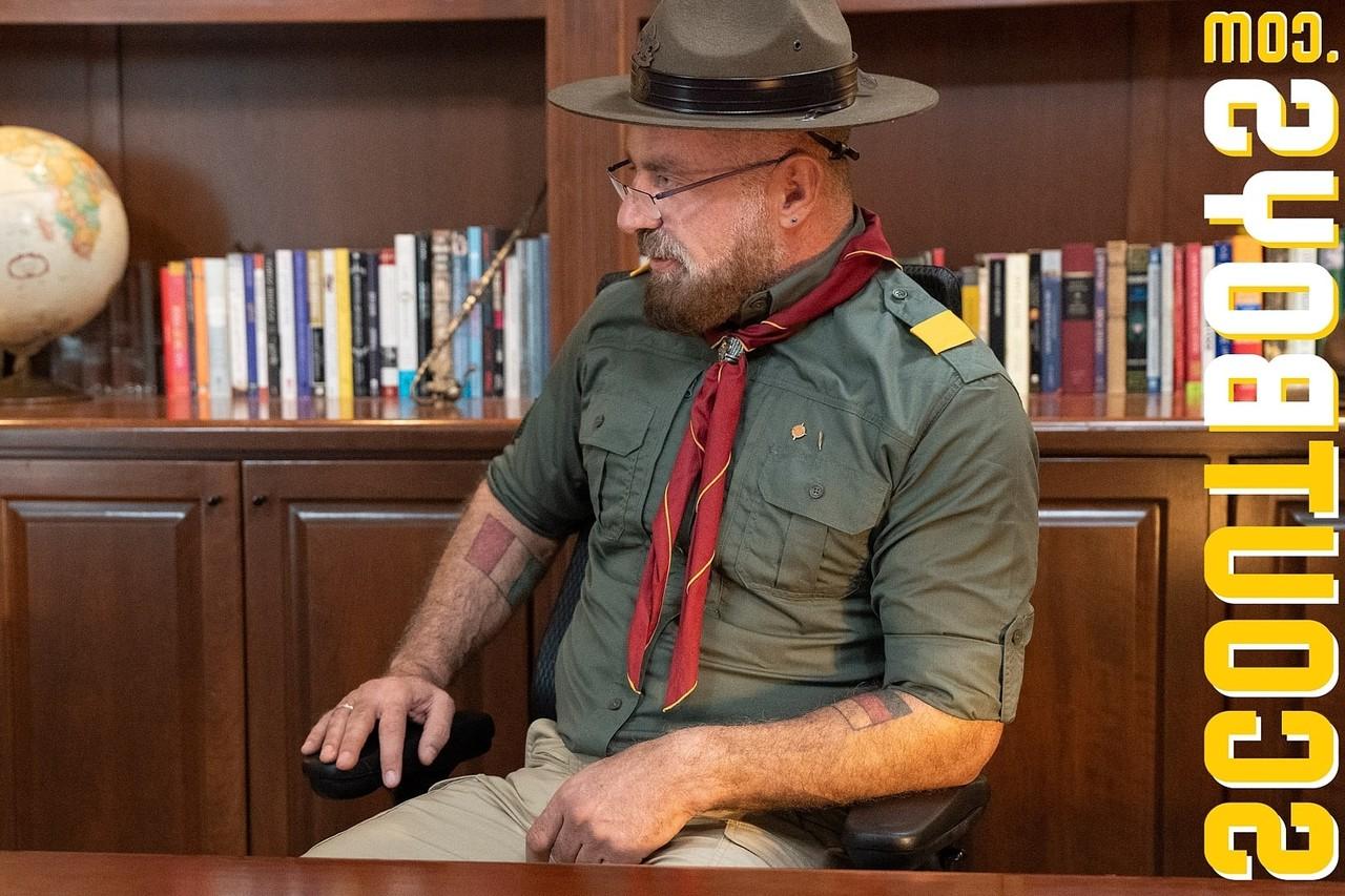 20P スカウトマスター・カンプがイケメンスカウト・マーカスの制服を脱いでペニスをしごく