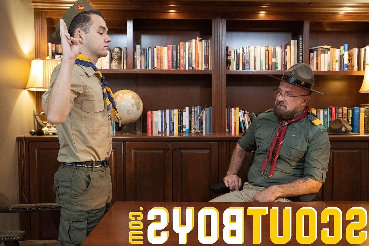 20P スカウトマスター・カンプがイケメンスカウト・マーカスの制服を脱いでペニスをしごく