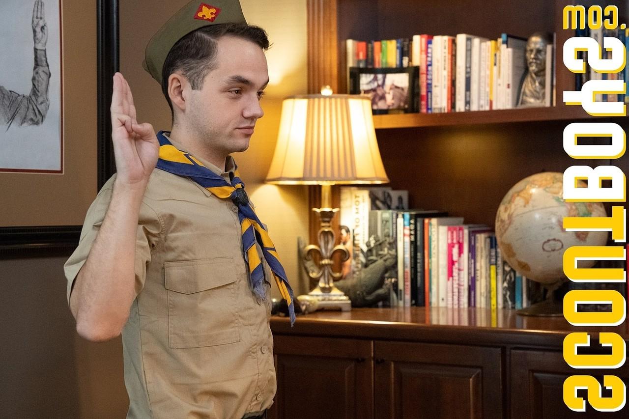 20P スカウトマスター・カンプがイケメンスカウト・マーカスの制服を脱いでペニスをしごく
