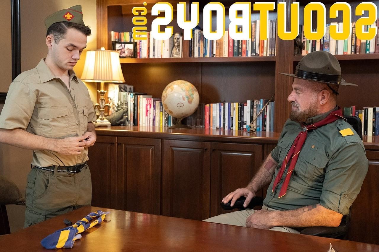 20P スカウトマスター・カンプがイケメンスカウト・マーカスの制服を脱いでペニスをしごく