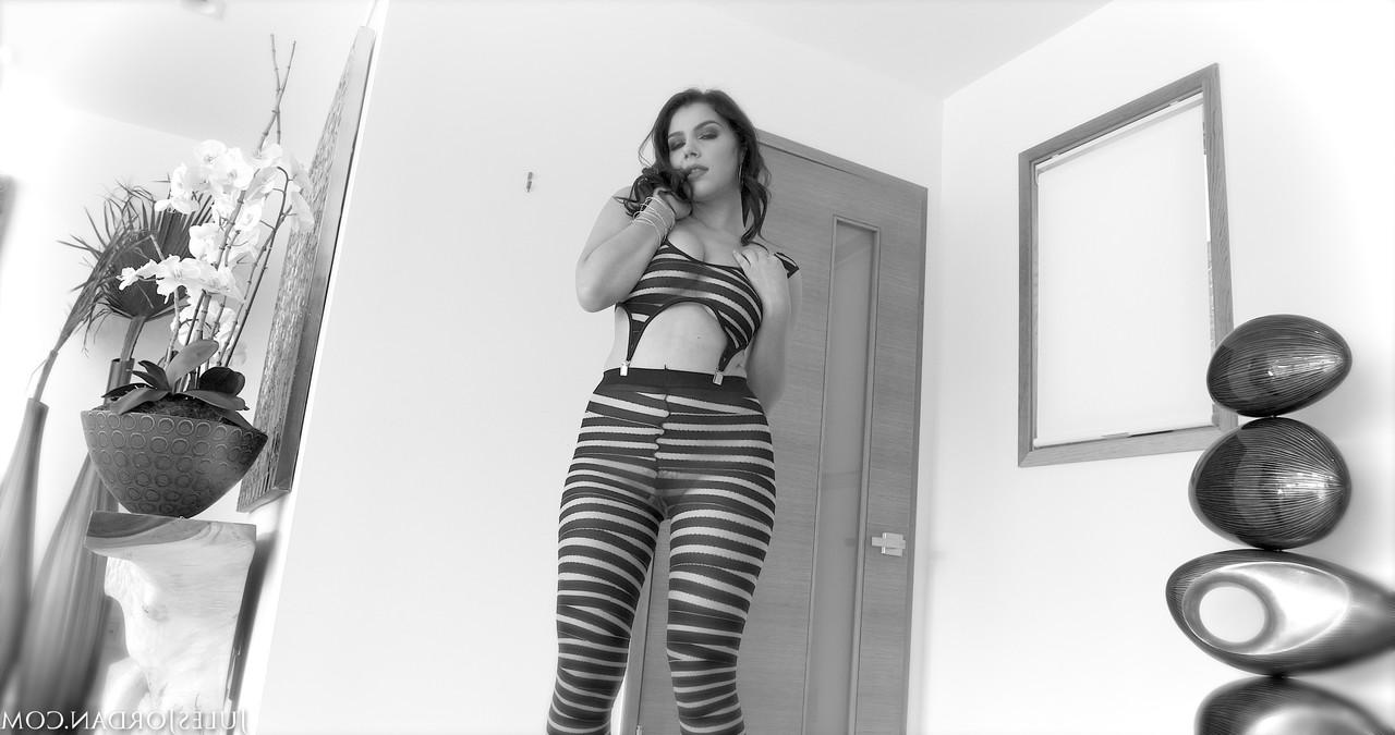 17P A morena gostosa Valentina Nappi vai A2M com um pau preto em um delicioso 4k