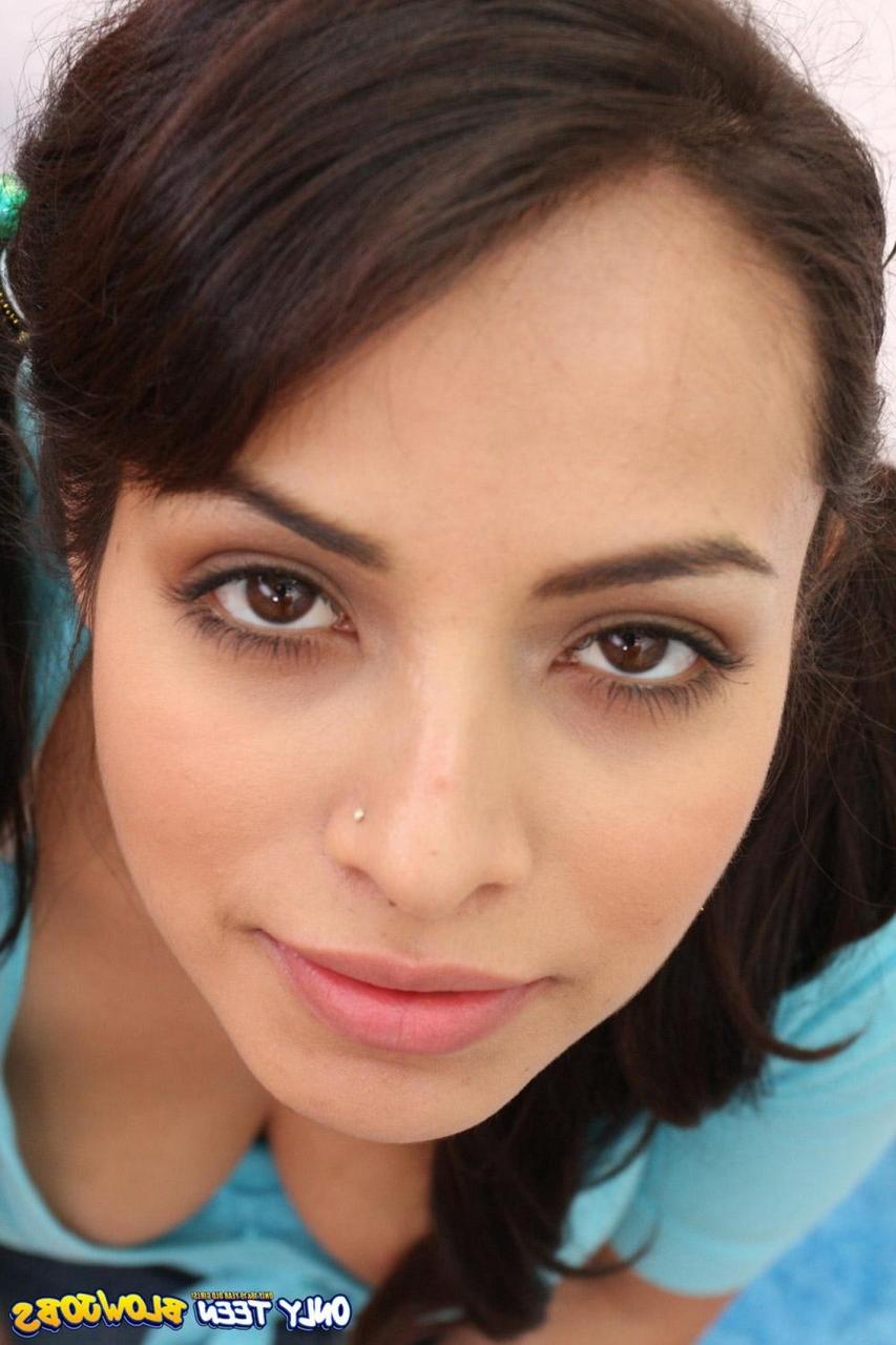 17P Pepper Foxxx, petite amie latina en chaleur, a la bouche bourrée par une bite monstrueuse.