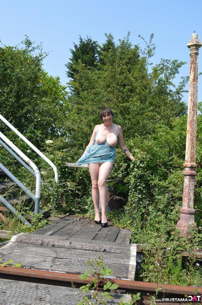 20P A amadora madura Barby Slut fica nua de salto alto em uma estação ferroviária abandonada