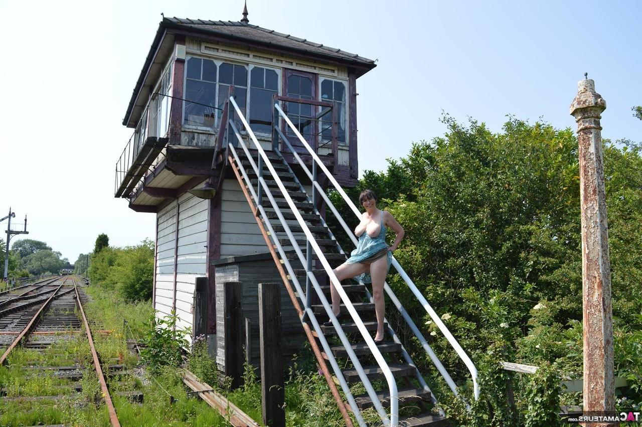 20P A amadora madura Barby Slut fica nua de salto alto em uma estação ferroviária abandonada