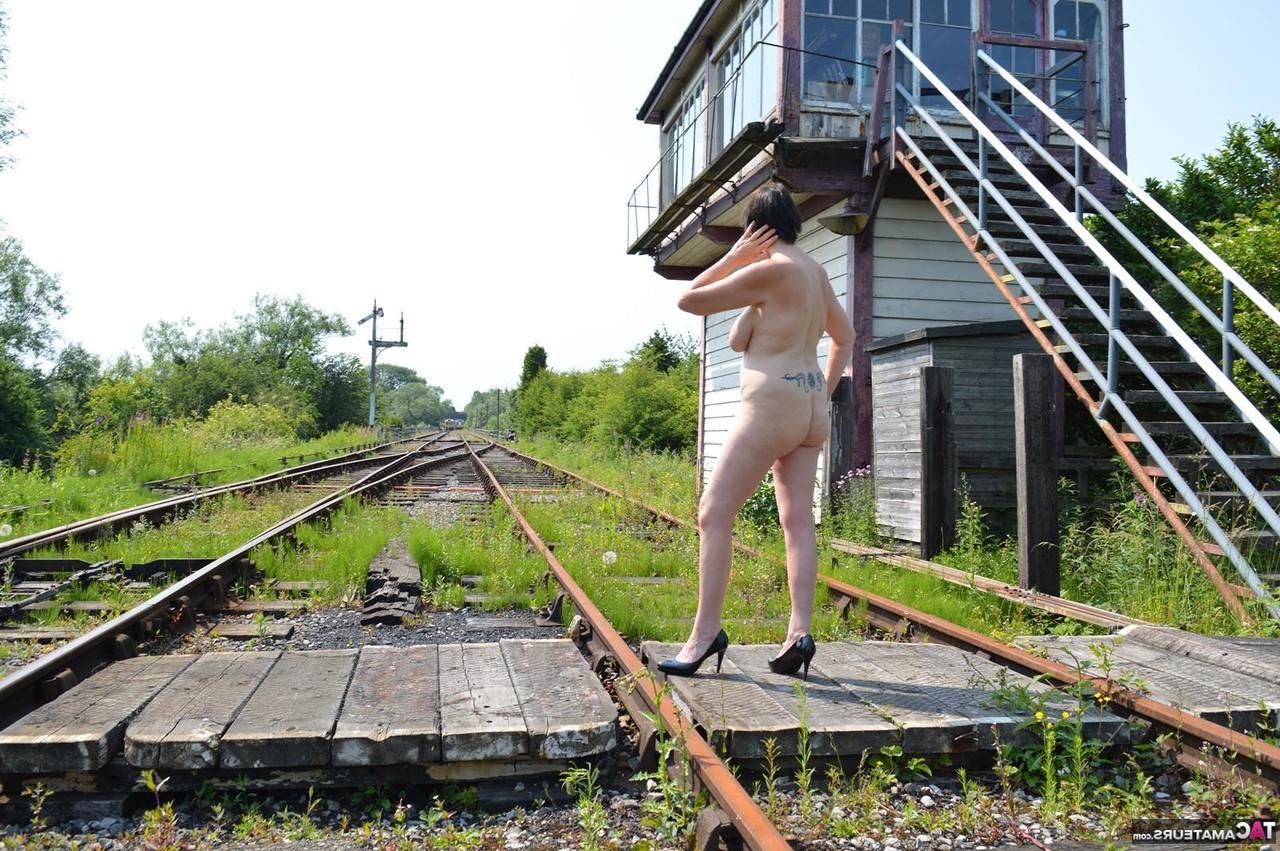 20P A amadora madura Barby Slut fica nua de salto alto em uma estação ferroviária abandonada