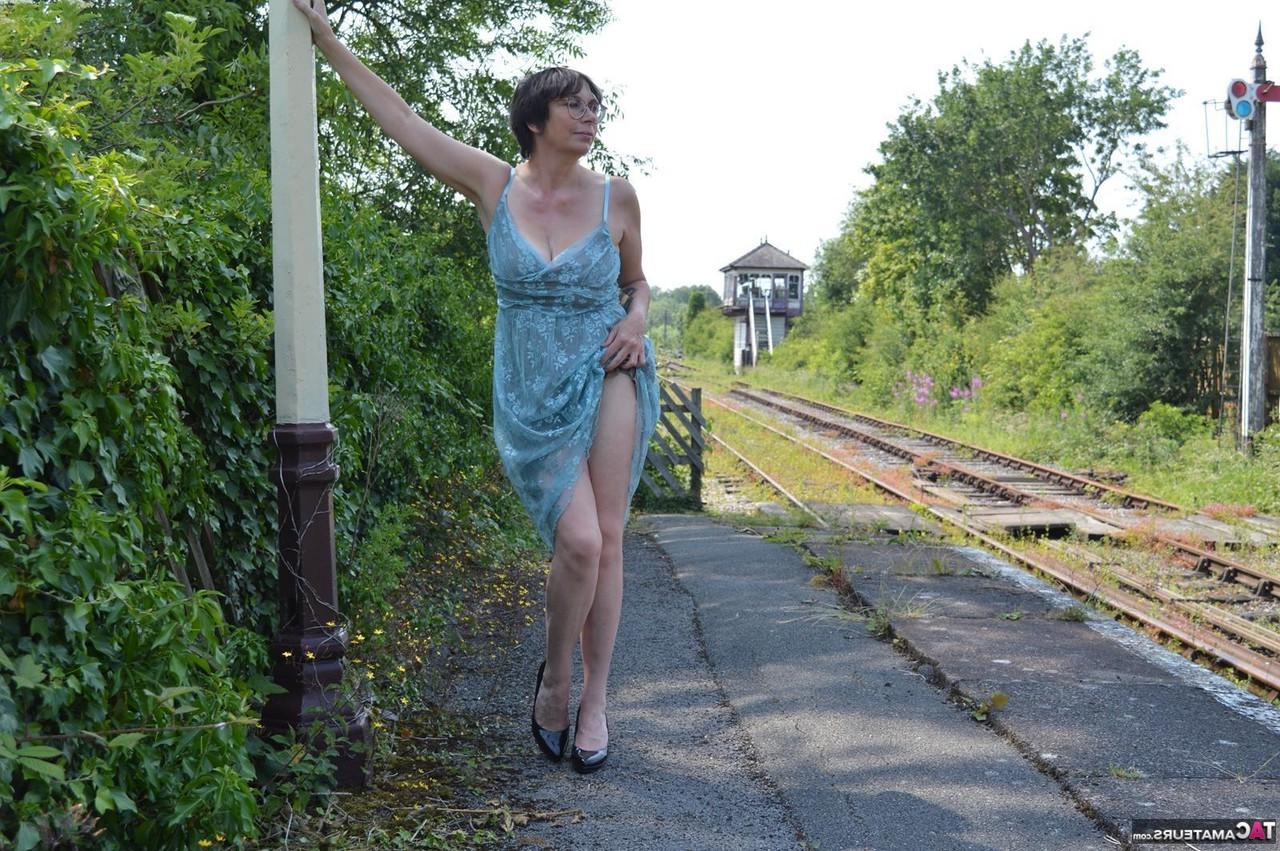 20P A amadora madura Barby Slut fica nua de salto alto em uma estação ferroviária abandonada