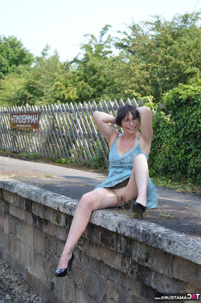 20P A amadora madura Barby Slut fica nua de salto alto em uma estação ferroviária abandonada