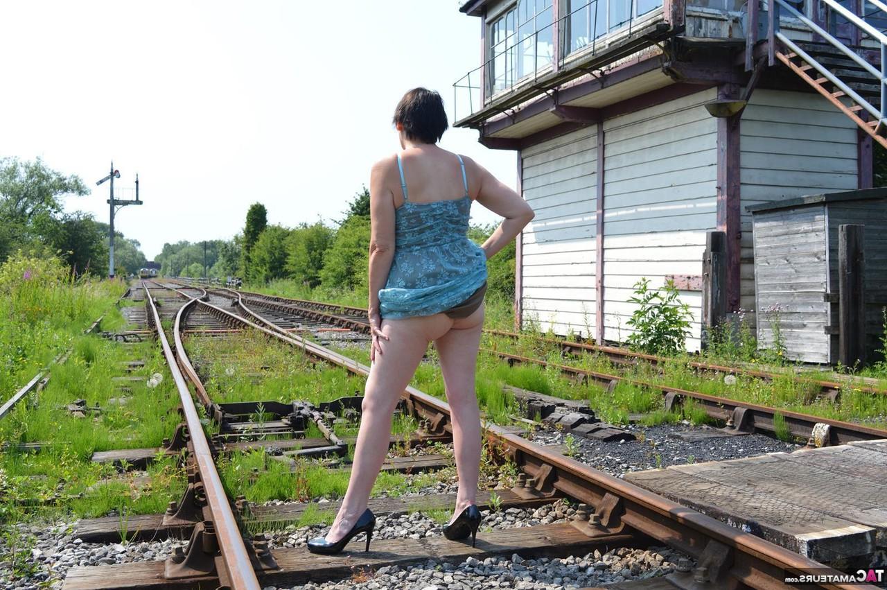 20P A amadora madura Barby Slut fica nua de salto alto em uma estação ferroviária abandonada