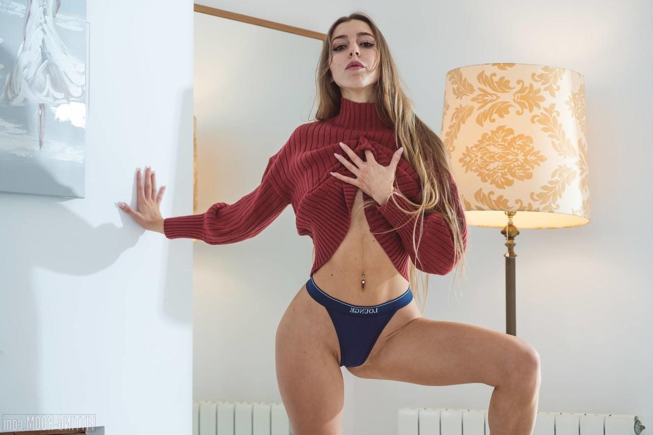 10P A adolescente gostosa Mary Popiense tira a calça e a cueca com um suéter