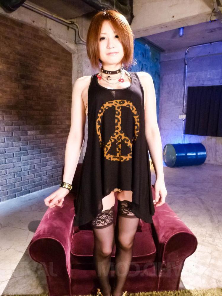 15P A ruiva japonesa Ruri Haruka empala sua buceta aparada em um vibrador de sucção