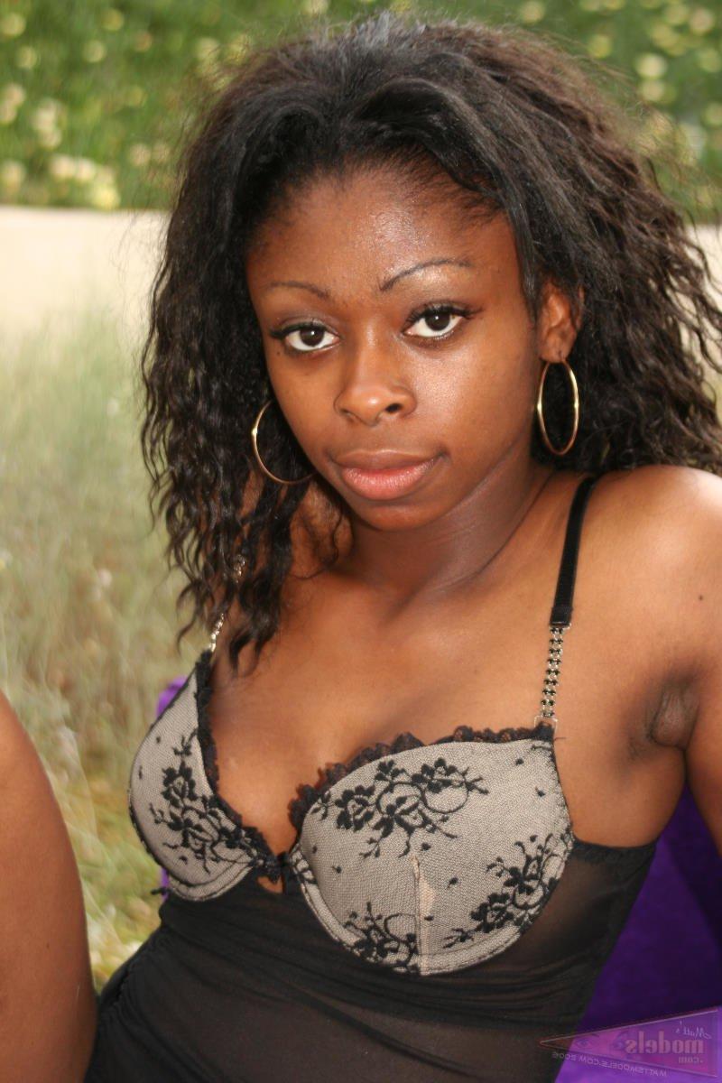 16P A negra peituda Deja faz sua estreia como modelo nua em móveis de exterior