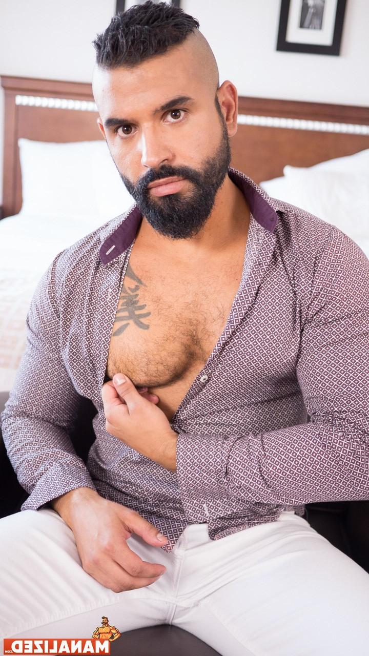 20P El gay barbudo caliente Junito Alexander expone su polla gorda y la acaricia