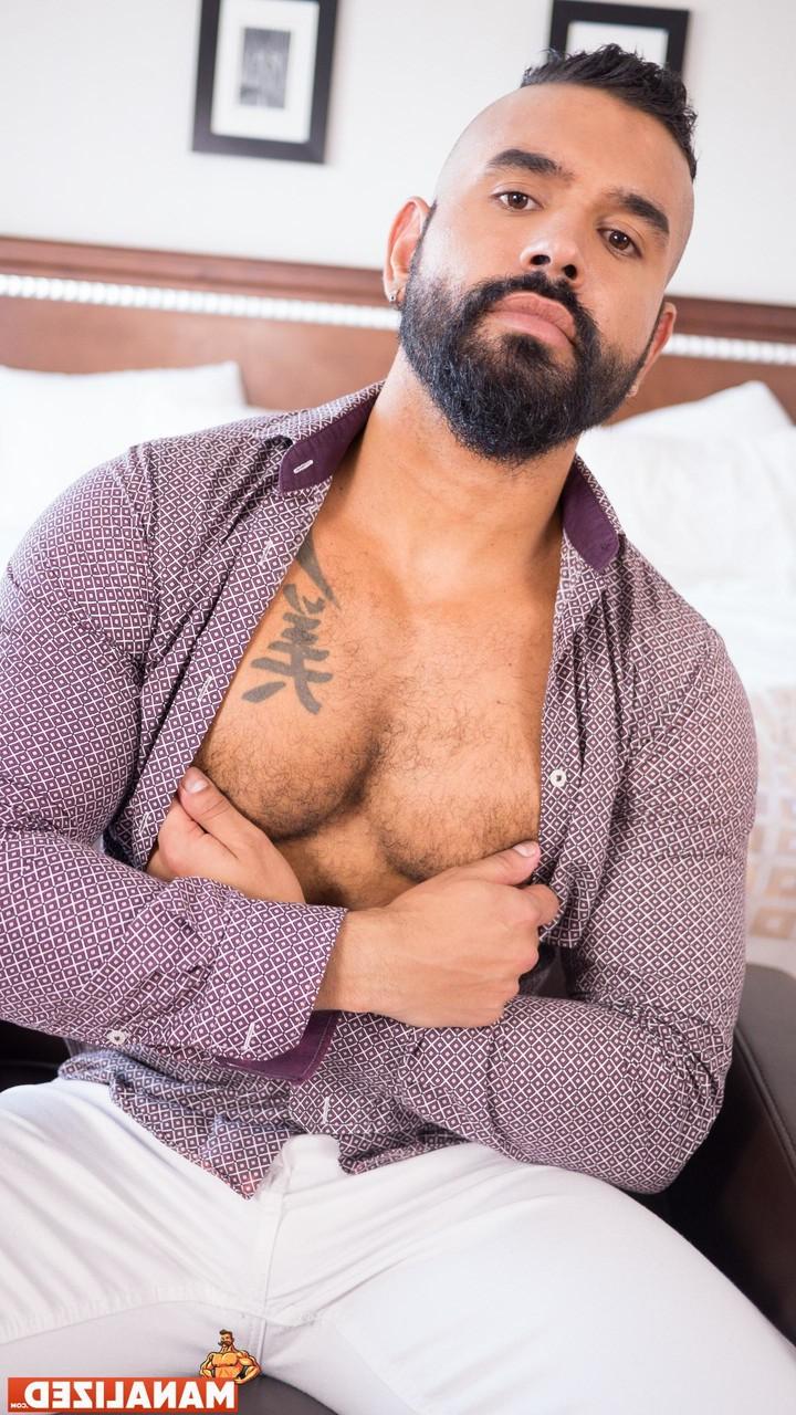 20P El gay barbudo caliente Junito Alexander expone su polla gorda y la acaricia