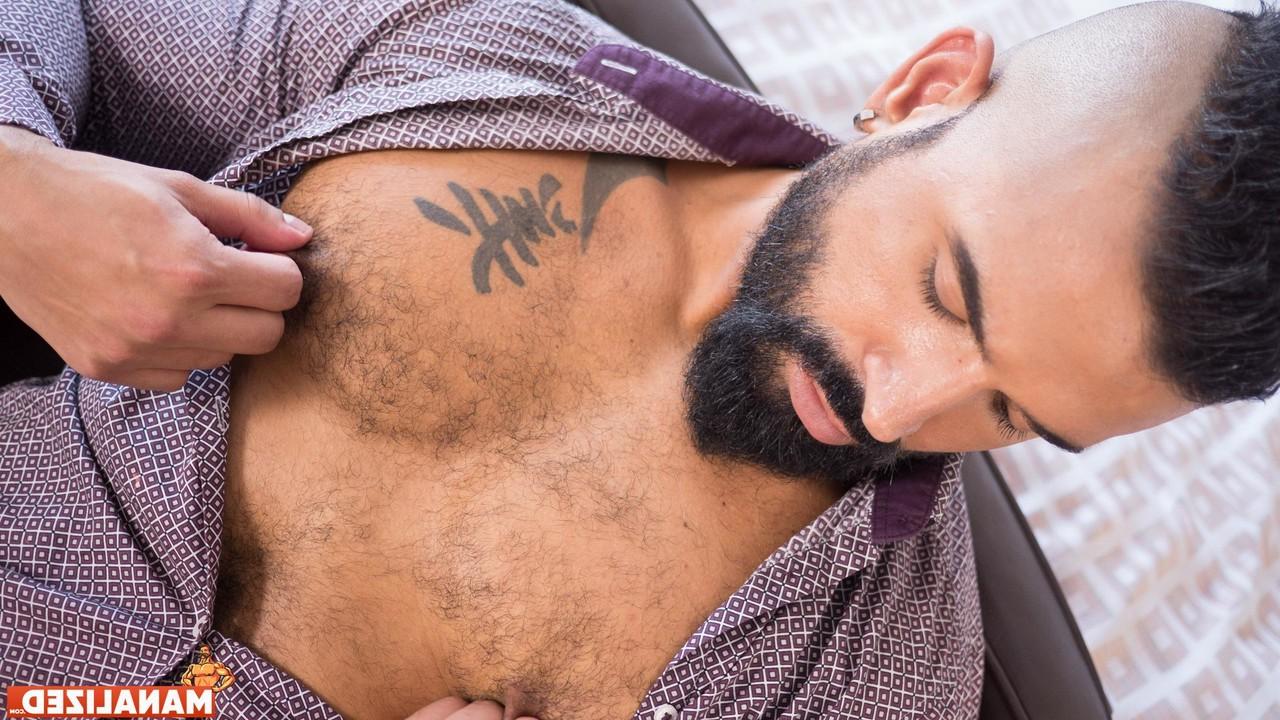 20P El gay barbudo caliente Junito Alexander expone su polla gorda y la acaricia