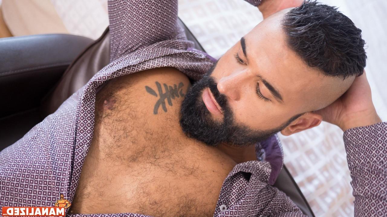 20P El gay barbudo caliente Junito Alexander expone su polla gorda y la acaricia
