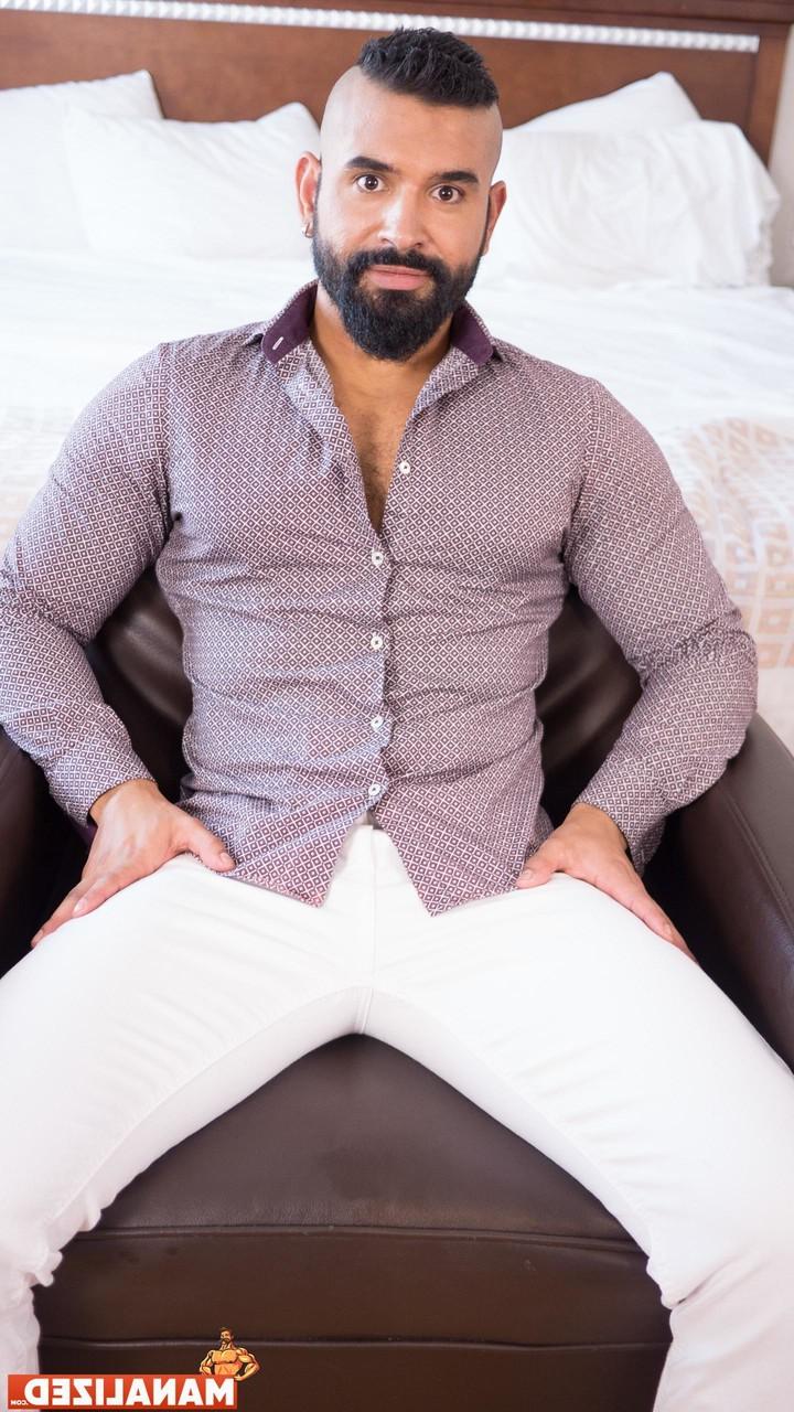20P El gay barbudo caliente Junito Alexander expone su polla gorda y la acaricia