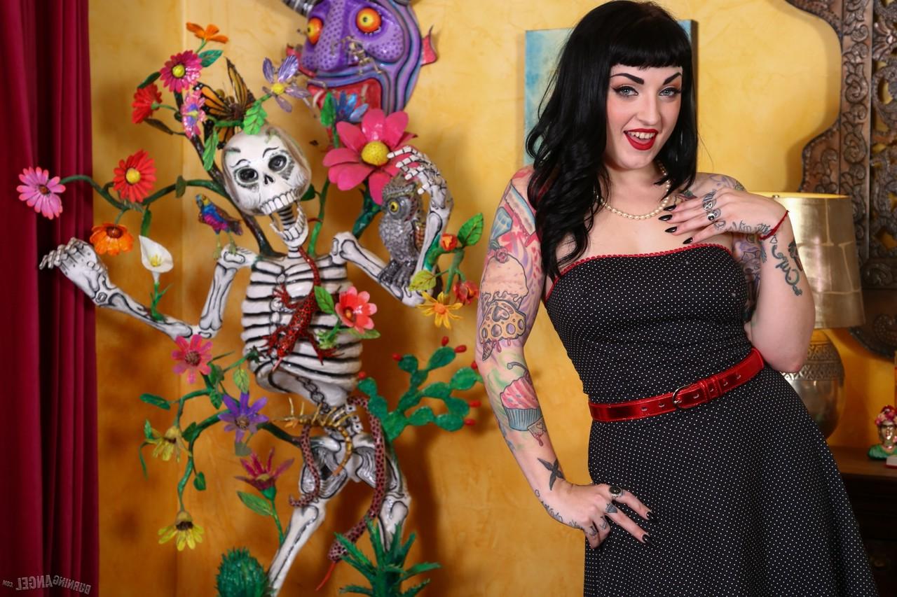 17P Flamboyant goth girl Draven Star gets her big tits creamed in sofa punk porn