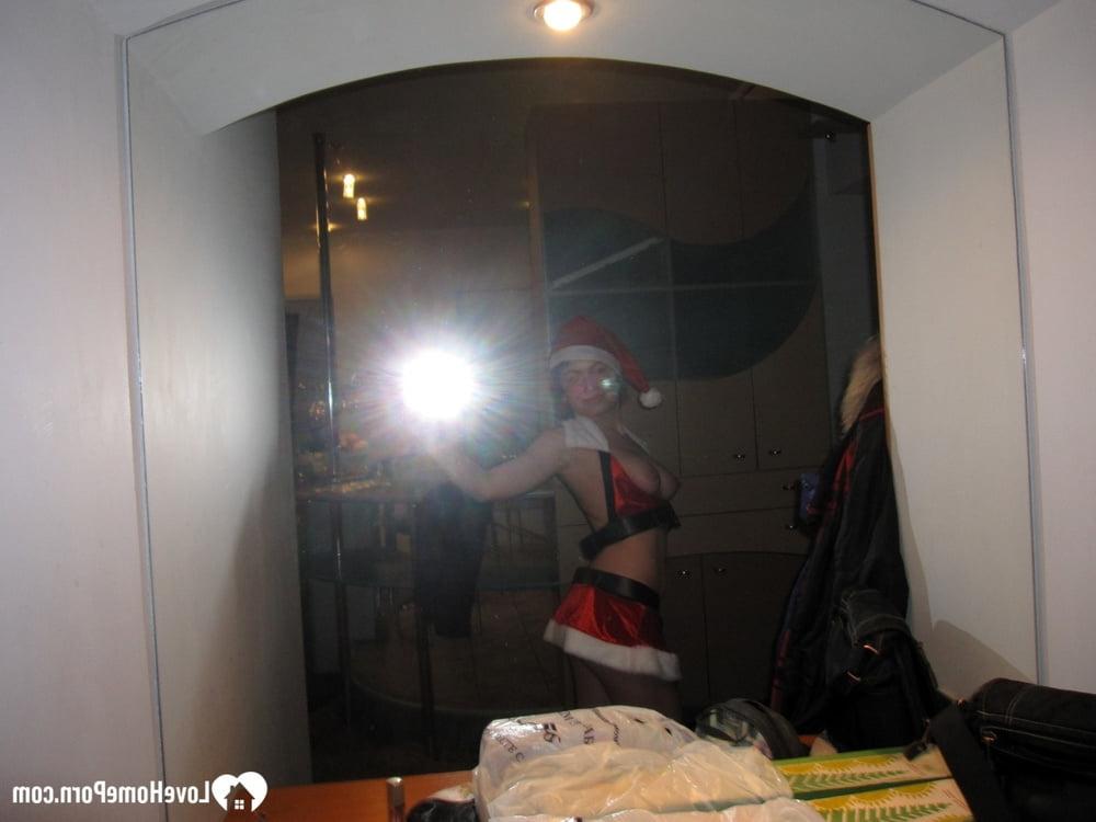 11P Gostosa amadora mostra seus peitos empinados e clitóris grande em um solo de Natal