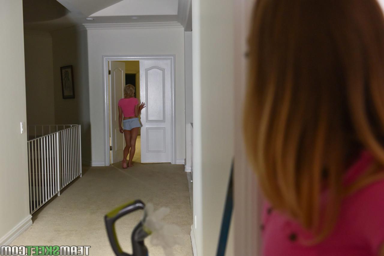 18P Kagney Linn Karter montre à la jeune femme de ménage Eliza Jane comment utiliser un gode à double extrémité.