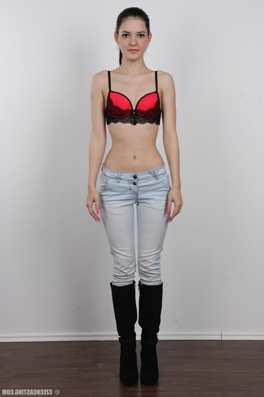 20P La linda joven Aneta se quita los jeans para posar desnuda para un casting