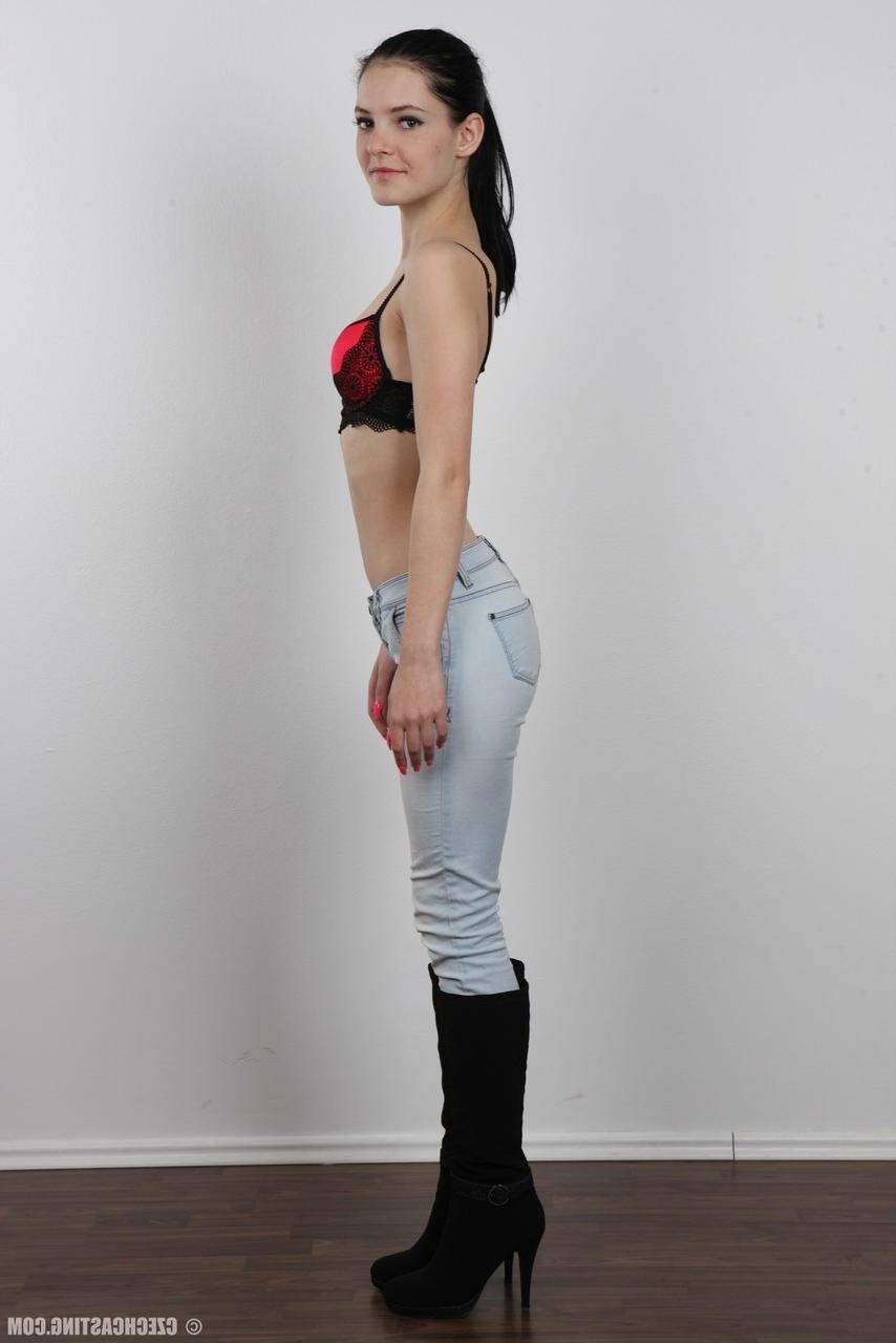 20P La linda joven Aneta se quita los jeans para posar desnuda para un casting