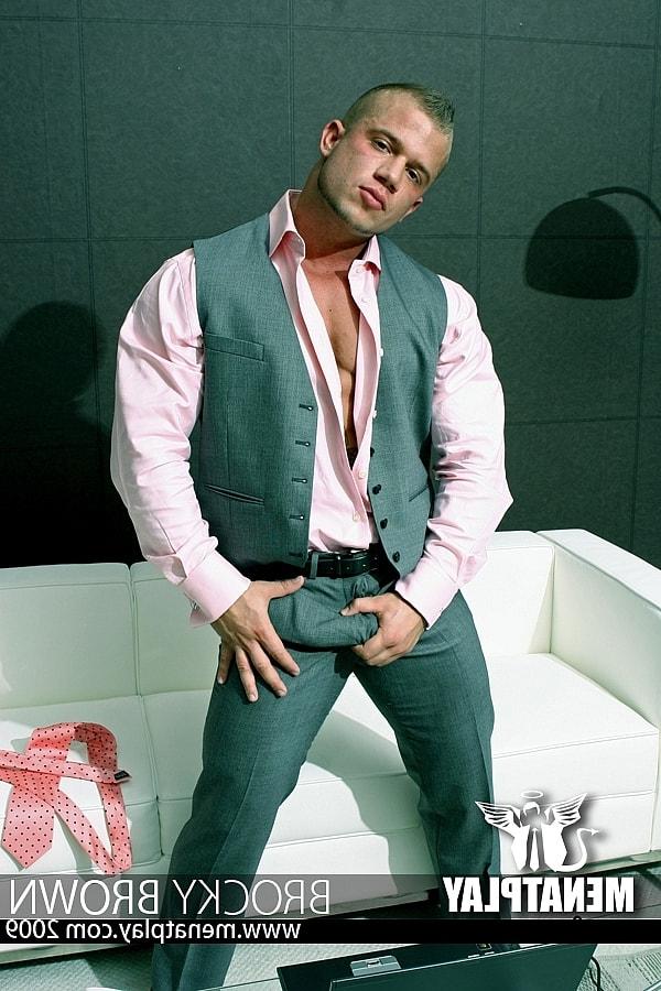 19P O musculoso gay Brocky Brown fica totalmente nu e mostra seu corpo atlético