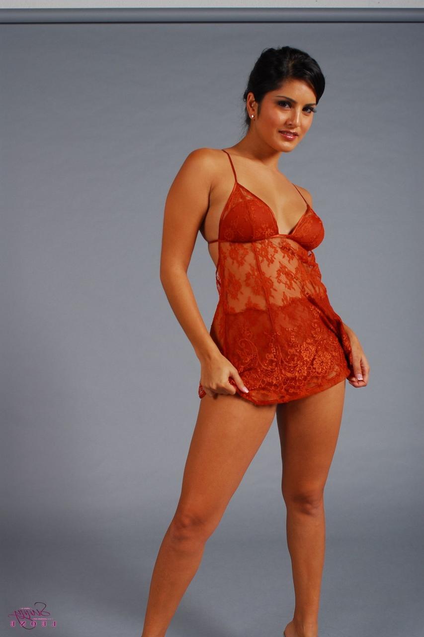 17P Sexy pornstar indiana Sunny Leone lança lingerie transparente expondo mamilos perfurados