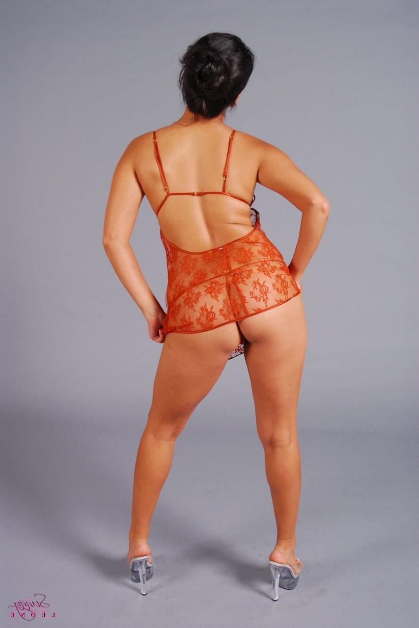 17P Sexy pornstar indiana Sunny Leone lança lingerie transparente expondo mamilos perfurados
