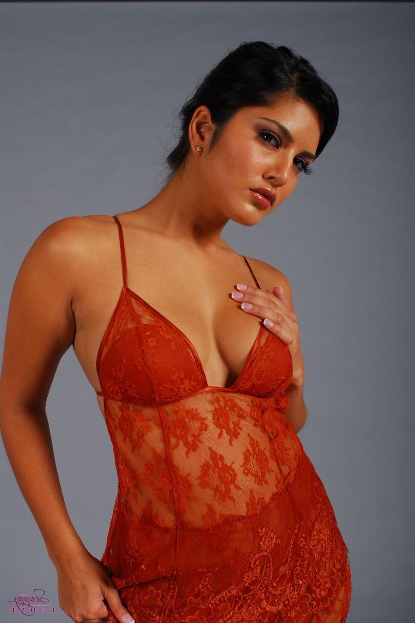 17P Sexy pornstar indiana Sunny Leone lança lingerie transparente expondo mamilos perfurados