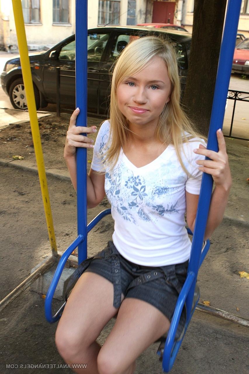 20P Adorável adolescente loira chamada Alisa é fodida neste trio desagradável