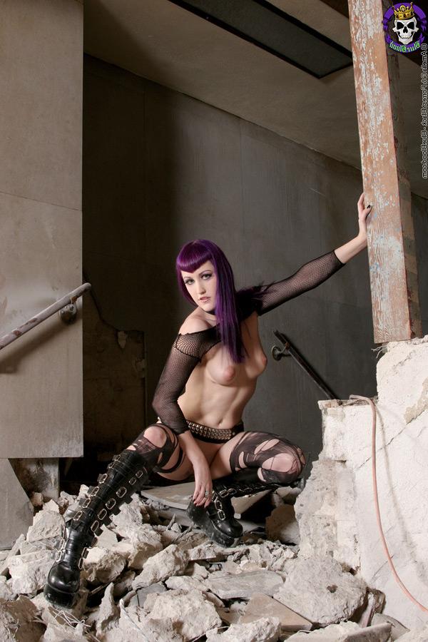 15P Garota punk com cabelo tingido Natalie Addams mostra os seios em meias rasgadas