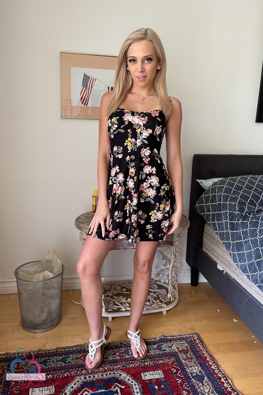 20P A pequena gata Madison Summers mostra sua buceta raspada lambível e sua bunda gostosa
