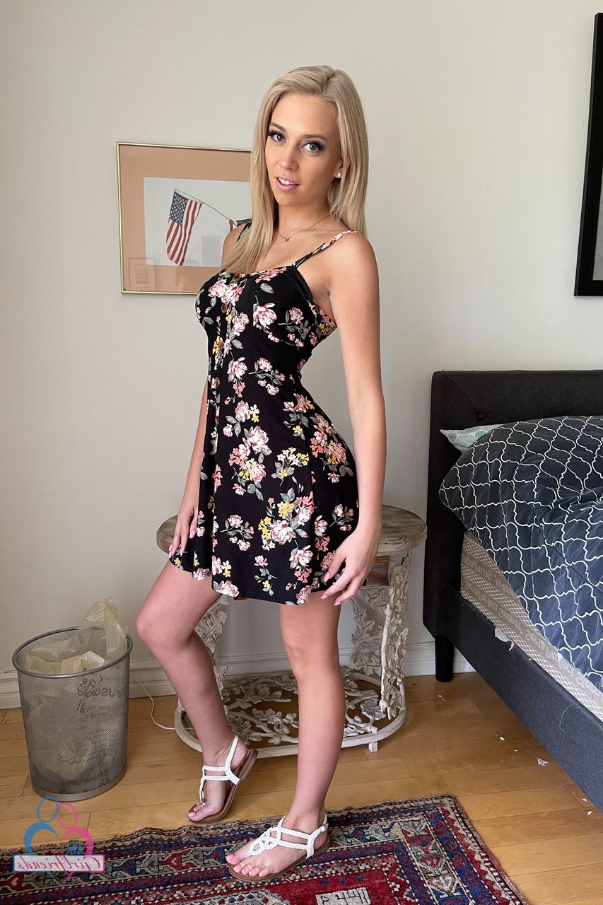 20P A pequena gata Madison Summers mostra sua buceta raspada lambível e sua bunda gostosa