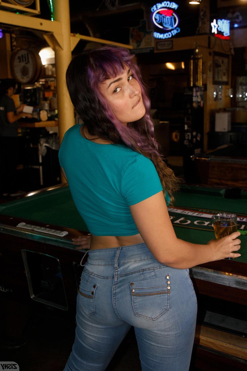 13P Curvy amador Bubble Butt Venus revela sua bunda grande em um strip-tease sexy