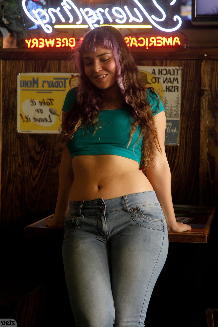 13P Curvy amador Bubble Butt Venus revela sua bunda grande em um strip-tease sexy