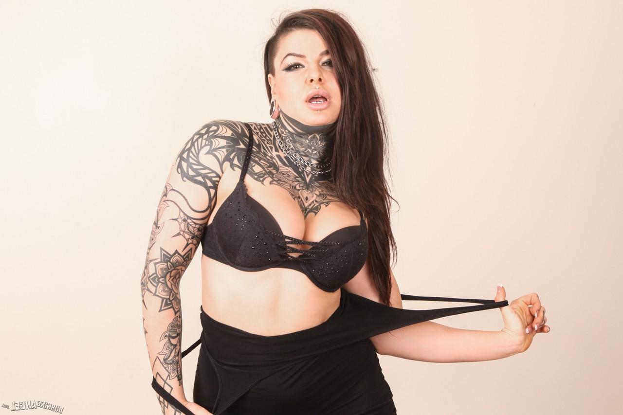 17P Garota punk canadense abre a perna com meias pretas e salto alto