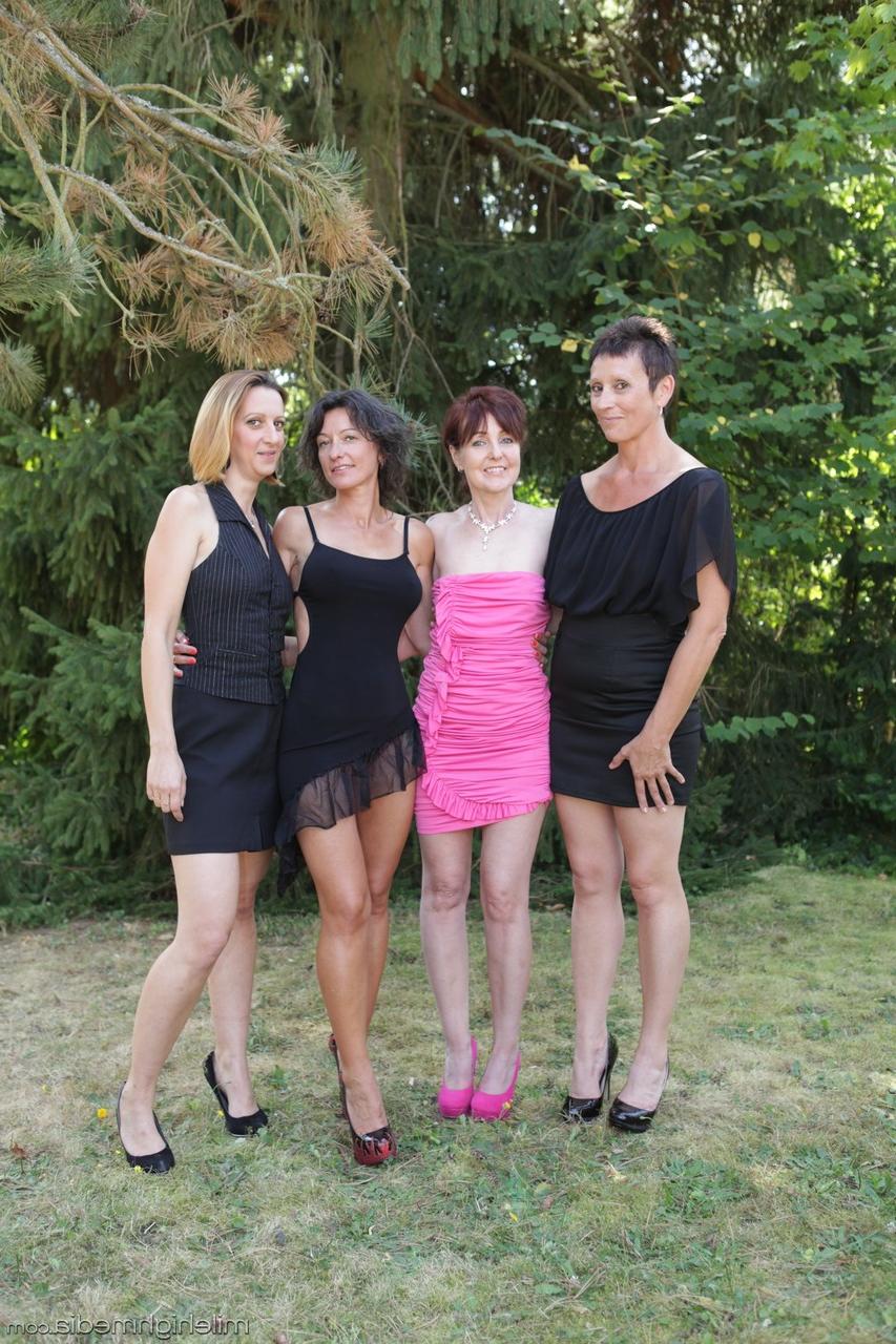 17P Lesbianas maduras desagradables mostrando culos y tetas en acción caliente al aire libre